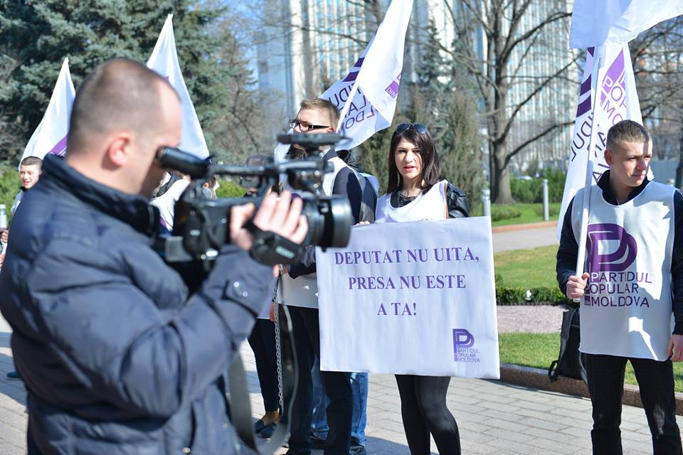 Tinerii PPRM din nou au cerut deputaților LIBERTATE PRESEI