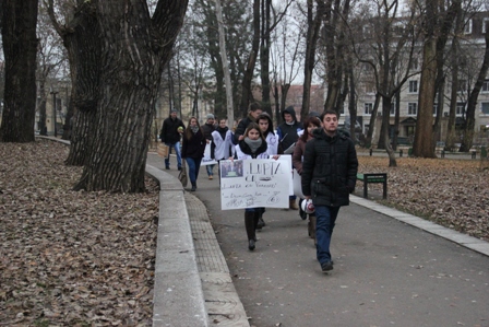 Guvernanții mint frumos, cîtă vreme rod un os.